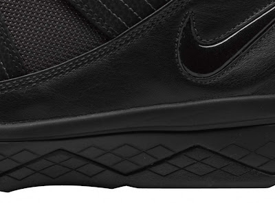 nike zoom soldier 3 gr triple black 1 04 New Nike Soldier 3s   Triple Black and Black/White Colorways