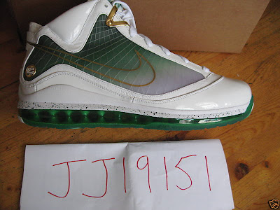 Chicago Exclusive Nike Air Max LeBron VII MTAG New Photos nike air max lebron 7 mtag chicago world tour 3 02 Chicago Exclusive Nike Air Max LeBron VII MTAG New Photos