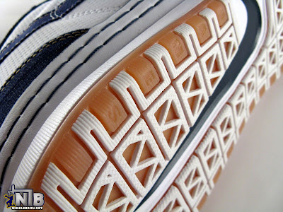 Nike Zoom LeBron VI Low White / Navy / Light Brown Denim lebron6 low navy denim 31 web Nike Zoom LeBron VI Low White / Navy / Light Brown Denim