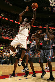 lebron james nba 091031 cle vs cha 03 LeBron and the Cavs Win Two in a Row. LBJ Wears the Piano AML7.