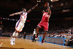 lebron james nba 091106 cle at nyc 02 LeBron Brings Down NYC. Debuts the Red Carpet Nike LeBron VII.