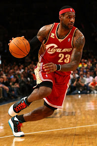 lebron james nba 091106 cle at nyc 15 LeBron Brings Down NYC. Debuts the Red Carpet Nike LeBron VII.