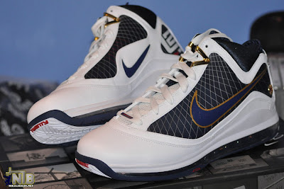 nike air max lebron 7 gr white navy 7 03 Detailed Look at the Recently Released Navy Air Max LeBron VII 
