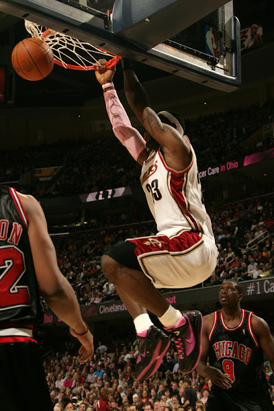Cavs Handle Bulls James Named POTM Debuts Pink Nike LBJ7
