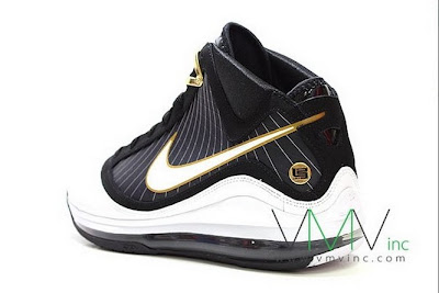 nike air max lebron 7 gr white black gold 3 02 Upcoming Nike Air Max LeBron VII Black/White/Gold New Pics