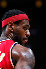 lebron james nba 091229 cle at atl 26 King James Debuts Black/White/Gold LBJ7 as Cavs Sink Hawks