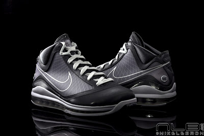 As Clean as it Gets: Air Max LeBron VII Cool Grey/White Showcase lebron7 cool grey 30 web As Clean as it Gets: Air Max LeBron VII Cool Grey/White Showcase