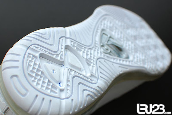Nike Air Max LeBron VIII Kids Size All White Sample 8211 Unteasered