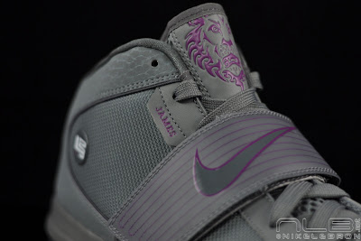 lebrons soldier4 grey purple 51 web Zoom Air + Max Air + LeBron = Zoom Soldier IV. Grey/Plum Pics.