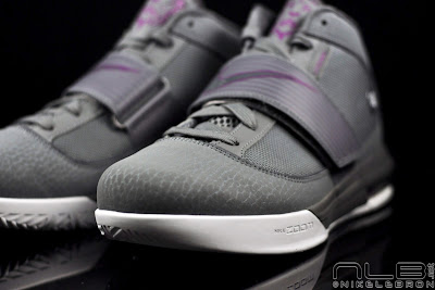 lebrons soldier4 grey purple 45 web Zoom Air + Max Air + LeBron = Zoom Soldier IV. Grey/Plum Pics.