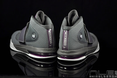 lebrons soldier4 grey purple 58 web Zoom Air + Max Air + LeBron = Zoom Soldier IV. Grey/Plum Pics.