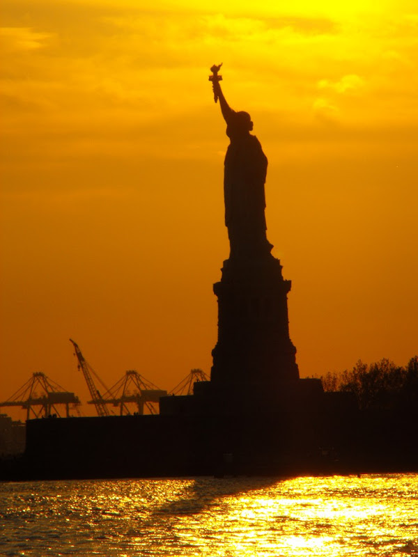 NY статуя свободы в закате / liberty statue in sunset