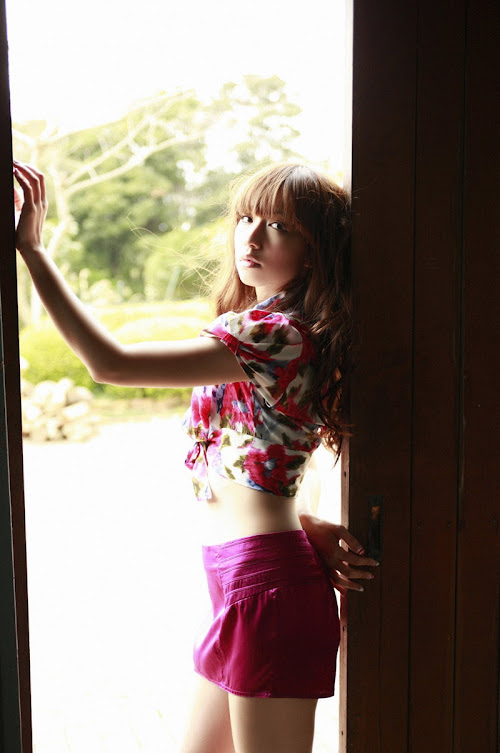Yuuki Maomi (優木まおみ) - Japanese Gravure Idol, actress, and singer
