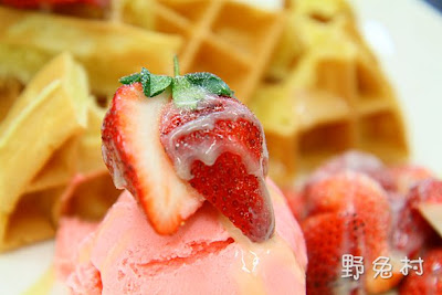 [高雄-美食] BOOKING 超殘酷的草莓鬆餅