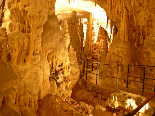 http://lh5.ggpht.com/_YiQgS5x37HM/RlXasfVKEiI/AAAAAAAAT18/q0CnL0eVkvE/Postojna+Cave6.jpg