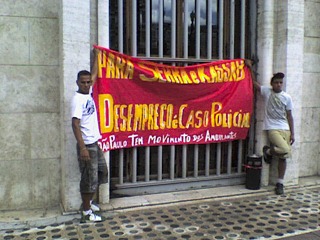Manifestantes em frente à Prefeitura. Foto: Gladstone Barreto