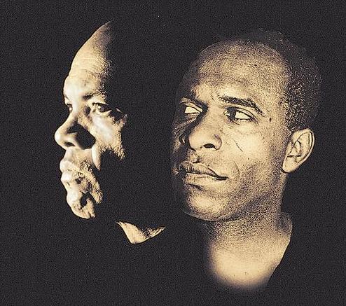 Frantz Fanon est né à Fort-de-France le 20 juillet 1925. Médecin psychiatre, écrivain, combattant anti-colonialiste, Franz Fanon a marqué le XXe siècle par sa pensée et son action, en dépit d’une vie brève frappée par la maladie. Franz Fanon fit ses études supérieures à la faculté de médecine de Lyon et fut nommé, en 1953, Médecin-chef de l’hôpital psychiatrique de Blida. Il avait déjà publié, en 1952, “Peaux noires, masques blancs”. En 1956, deux ans après le déclenchement de la guerre de libération nationale en Algérie, Franz Fanon choisit son camp, celui des colonisés et des peuples opprimés. Il remet sa démission de son poste à l’hôpital et rejoint le Front de Libération Nationale (FLN) en Algérie. Il eut d’importantes responsabilités au sein du FLN. Membre de la rédaction de son organe central, “El Moudjahid”, il fut chargé de mission auprès de plusieurs états d’Afrique noire puis ambassadeur du Gouvernement provisoire de la République algérienne (GPRA) au Ghana. Il échappa à plusieurs attentats au Maroc et en Italie. Jusqu’à sa mort, Franz Fanon s’est donné sans limites à la cause des peuples opprimés. Il s’éteint à Washington le 6 décembre 1961, à l’âge de 36 ans, des suites d’une leucémie et est inhumé au cimetière des Chouhadas de Tunis.