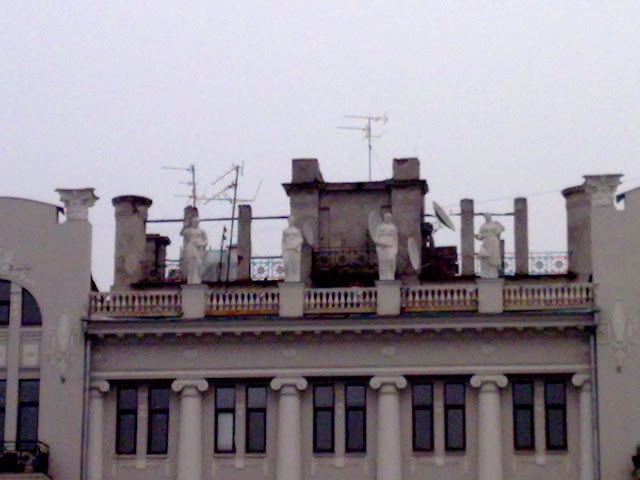 Тарелки и статуи