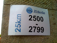 1. BIG 25 von Berlin 10.05.09 - Hier gab Marek seinen Kleiderbeutel ab.