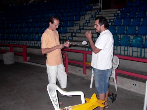 Primeira tentativa de vôo indoor - 10/03/2007 P1190875
