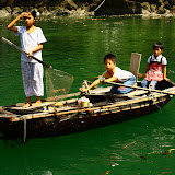 Enfants sur un bateau à Halong Baie