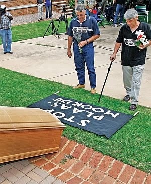 [StopFarmMurdersProtestDuncanPrinslooHermanDeJagerPlaasMoorde[7].jpg]