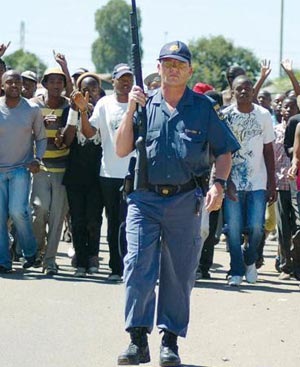[PoliceInspectorPeterSmithConvincedBoipatongRiotersToStopThrowingStonesMarch12010Beeld.jpg]