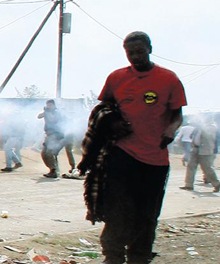 [Hans Qenesane Benjamin ShotDead Ekurhuleni McBrideCops 20080531 rioting[5].jpg]