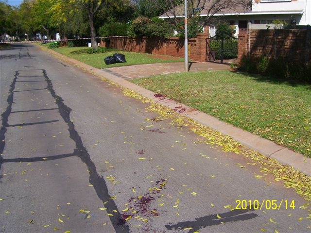 [Benoni crime scene dead hijackers1 May2010[7].jpg]