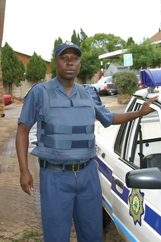 [Bulletproof vests used by SAPS pic from official SAPS website the undone zipper is not part of the official dress code[5].jpg]