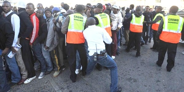 [Asylum seekers face many days of chaotic violence waiting to submit applications in sA (3)[6].jpg]