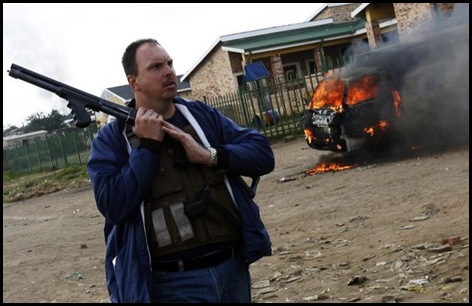 AfrikanerCitizenProtectingPropertyAsImpromptuPoliceReservistSept2009