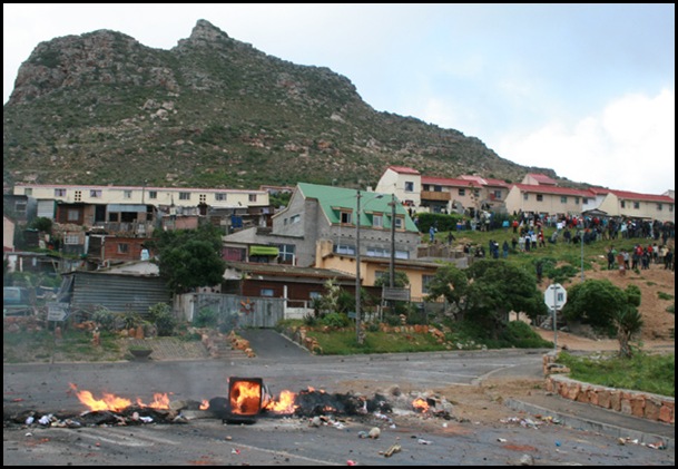HoutBay Land Invaders block roads Sept212010