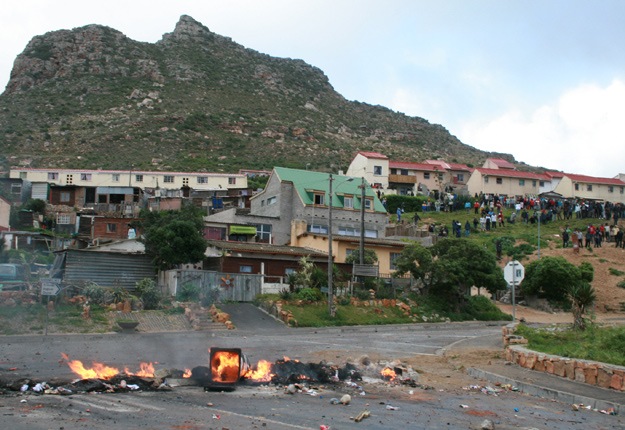 [HoutBay Land Invaders block roads Sept212010[5].jpg]