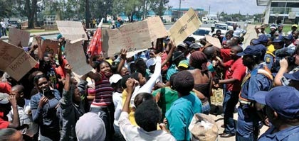 [OTTOSDAL TRUCKED IN COSATU PROTESTERS FARMERS TRIAL DEC 1 2010[5].jpg]