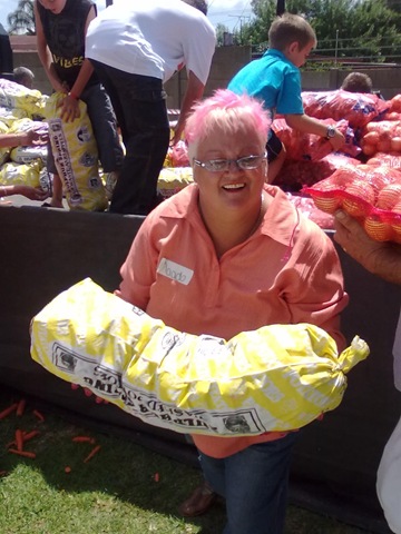 [Stroebel Magda delivering donated food ANGELS AT WORK Pretoria[4].jpg]