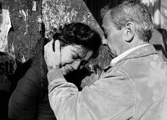 [padre consolando a su hija[6].jpg]