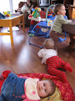 Dîner-mamans/bébés! D'en avant en arrière : Émilie jr., Chloé, Félix, Xavier et Émilie sr. (au fond) - Photo de Marie-Claude Boisvert