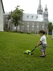 Xavier vient de pogner un bon contrat de gazon / Xavier landed a mowing job