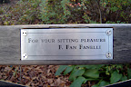 Sur un banc de Strawberry Fields - ces plaques coûtent 3000$ pour un an. / On a bench at Strawberry Fields - these plates cost 3000$ for a year.