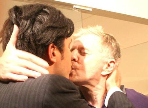 Miguel Falabella dando selinho em Sílvio do Pânico