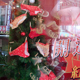 何故かクリスマスツリーに開運下着が〜。