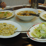 食後には何故か食事をしていたテーブルではなく1階で台湾バナナを食べて行ってね〜言われ、勧められるがままに座った先のテーブルは、それまで普通のテーブルだったものがいきなり翡翠のショーケースに早変わりするという不思議な代物で、否応無しに翡翠の販売会場に(^ ^;)
ごめんなさい、興味ないの。と早々に席を立ったけど、ここはツアー客が連れて行かれるお土産屋さんを兼ねてたんだね。笑
