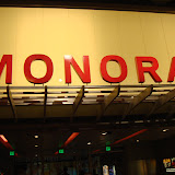 ハッ!(｀ロ´;)　こんなところに MONORAL が？？

いえ、主要ホテル間を結ぶモノレールの入口でした〜(^ ^;)
宿泊したホテル Paris LasVegas から「KA」が上演される MGM ホテルまで乗車したよ。1日券で15ドルだったかな（1回券は5ドル）。