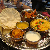 夜ご飯はナイトサファリ内のレストランにて。
母様と兄はインド系。