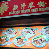ホーカーズでおいしいものを食べるには、行列の出来ているお店を狙うのが良いとのこと。
ここは行列が出来ていたので並んでみたよ。