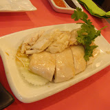 2日目のお昼ご飯はシンガポールの国民食（？）、チキンライス。
チキンライスで有名なお店「方東記」にて。