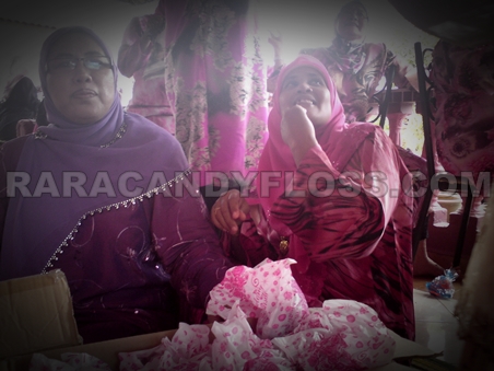 Makcik purple dan Mak pink.