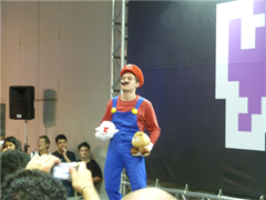 Mario, com um Goomba e um Boo de pelúcia
