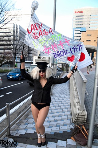 [Lady-Gaga-Japanese-Fans-2010-04-17-070-P7261[4].jpg]